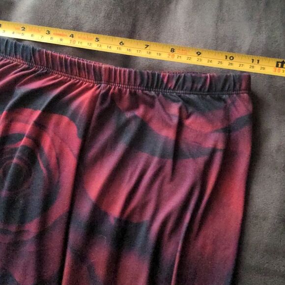 5/$25! SOFT Full-length Leggings Rose Print - Picture 4 of 5